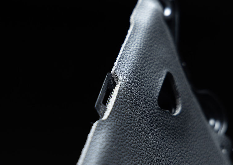 Textil och plast sammanfogat genom formsprutning på detalj till bilindustrin