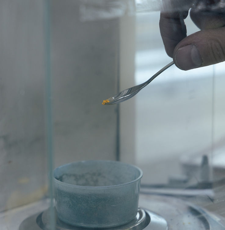 Dosering av pigment i Polykemis laboratorium, Ystad