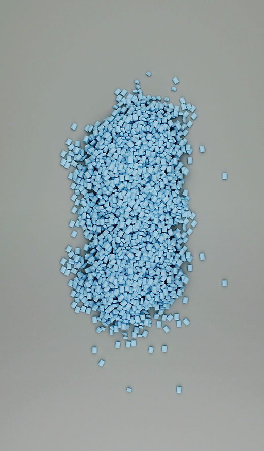 Plastgranulat färgat ljusblått